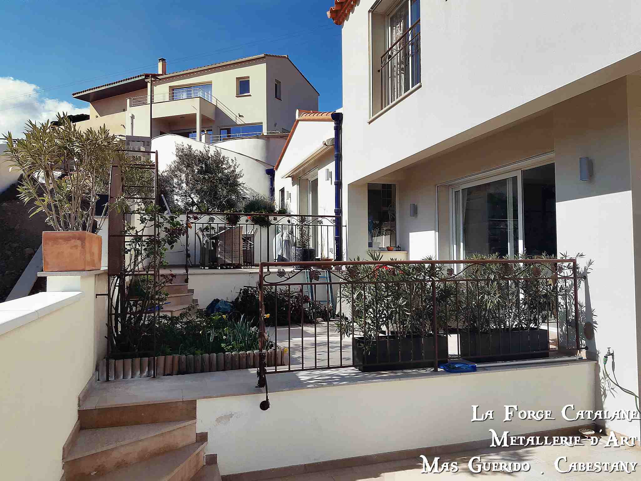 gardes corps avec frise feuilles de vignes pied ouvrage barreaudage droit  forge catalane.jpg